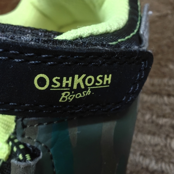 Oshkosh B'gosh toddler size 8 EverPlay sneakers in camo - Picture 2 of 8
